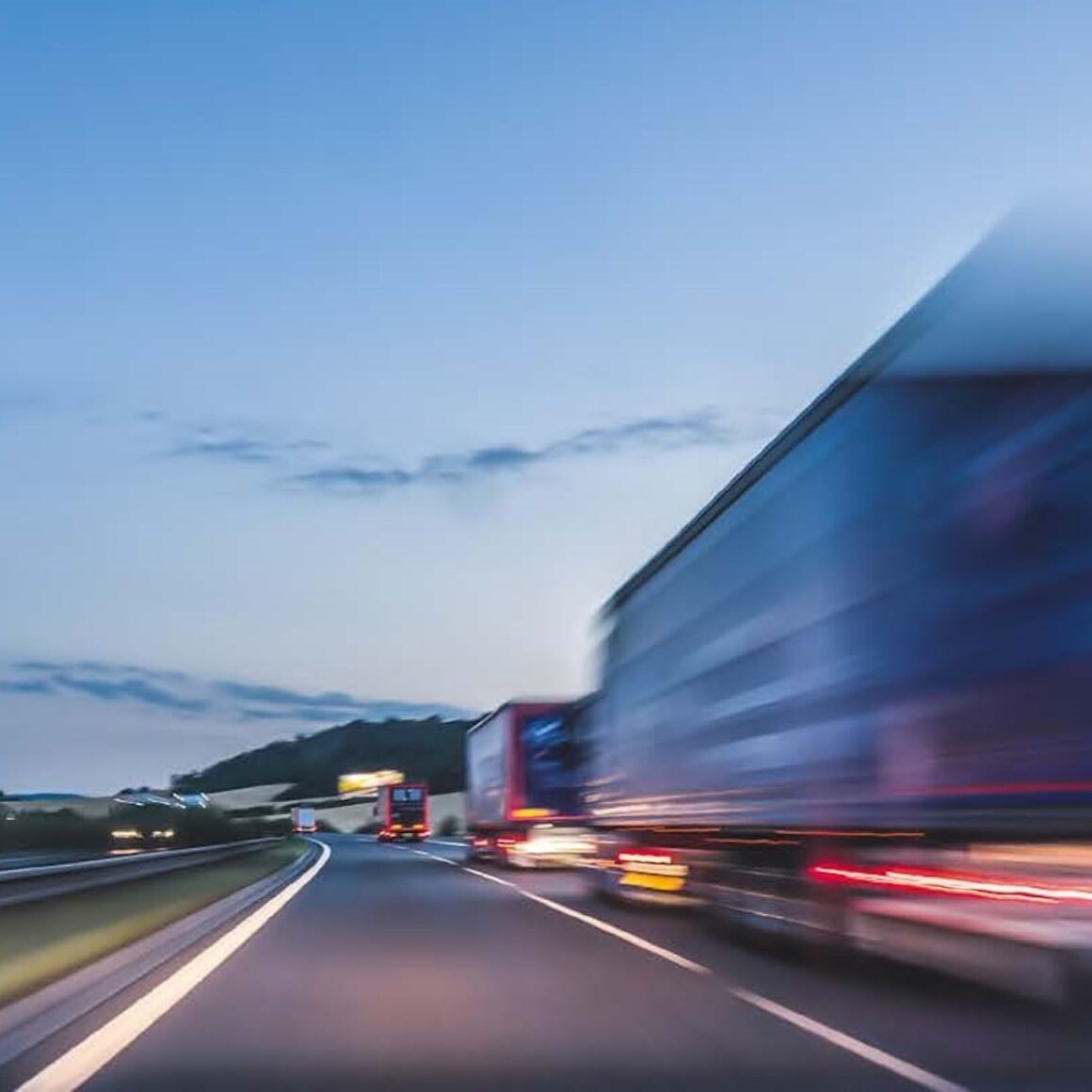 Ein schnell vorbeifahrender LKW