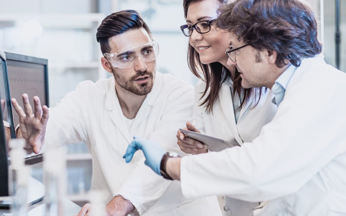 3 Wissenschaftler besprechen sich am PC-Bildschirm