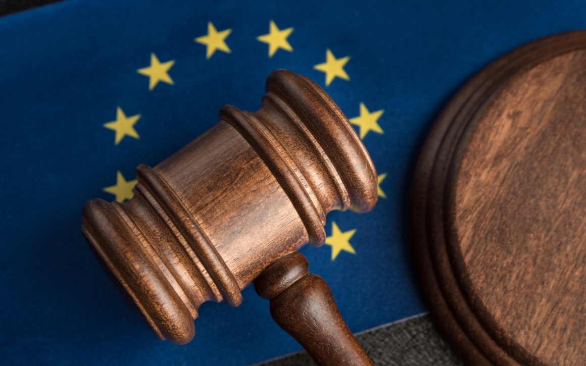 Richterhammer und EU-Sterne